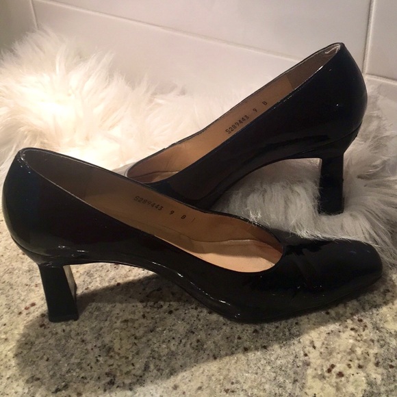 STUART WEITZMAN Black Patent Pumps - Picture 2 of 11
